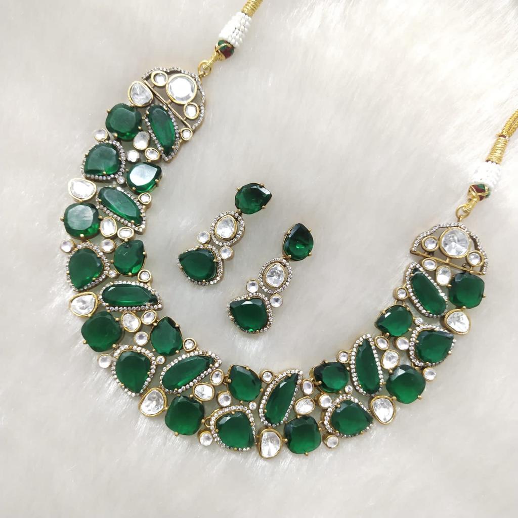 Statement polki necklace stunned with diamonds