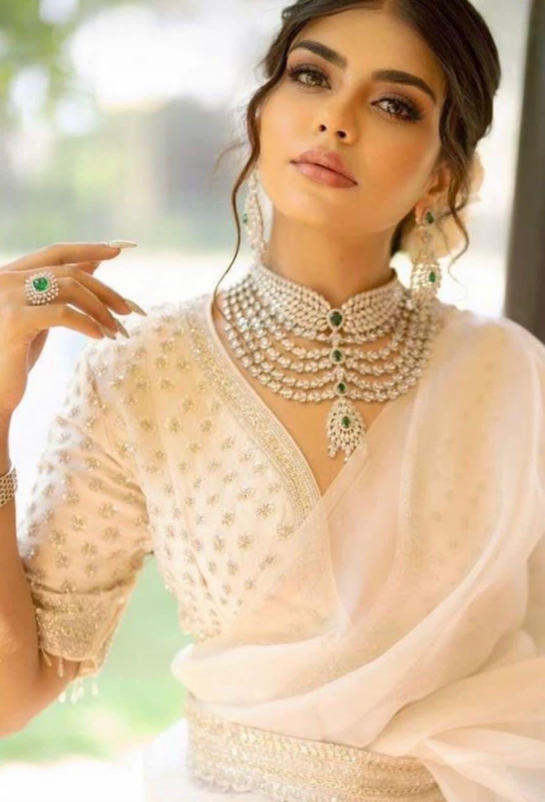 Exquisite Faux Emerald Diamond finish Bridal Choker Necklace With Statement Earrings/Bollywood Wedding Set/Sabyasachi Jewelry/Bridal jewelry