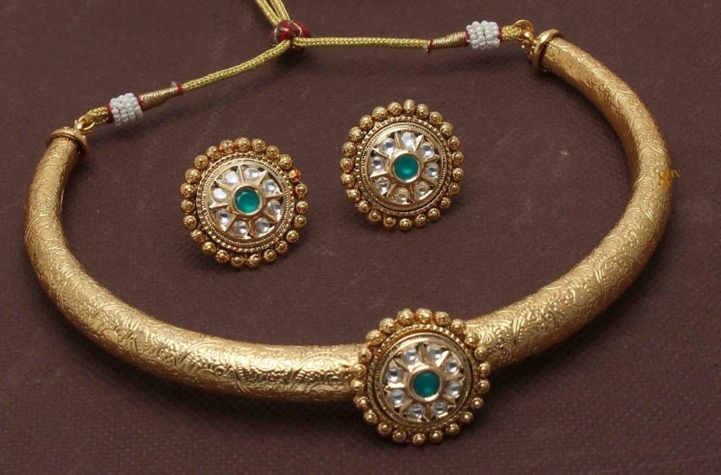 Sabyasachi inspired Gold Hasli Necklace with Stud Earrings/Statement Jewelry/Elegant Jewelry/Unique Jewelry/Kundan set/Bollywood/celebrity