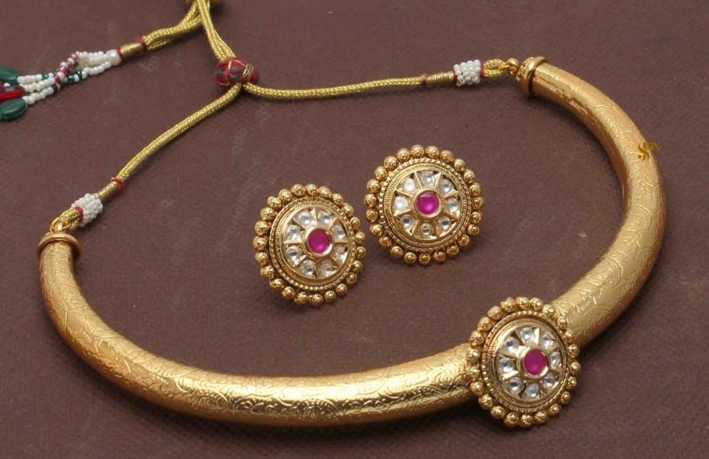 Sabyasachi inspired Gold Hasli Necklace with Stud Earrings/Statement Jewelry/Elegant Jewelry/Unique Jewelry/Kundan set/Bollywood/celebrity