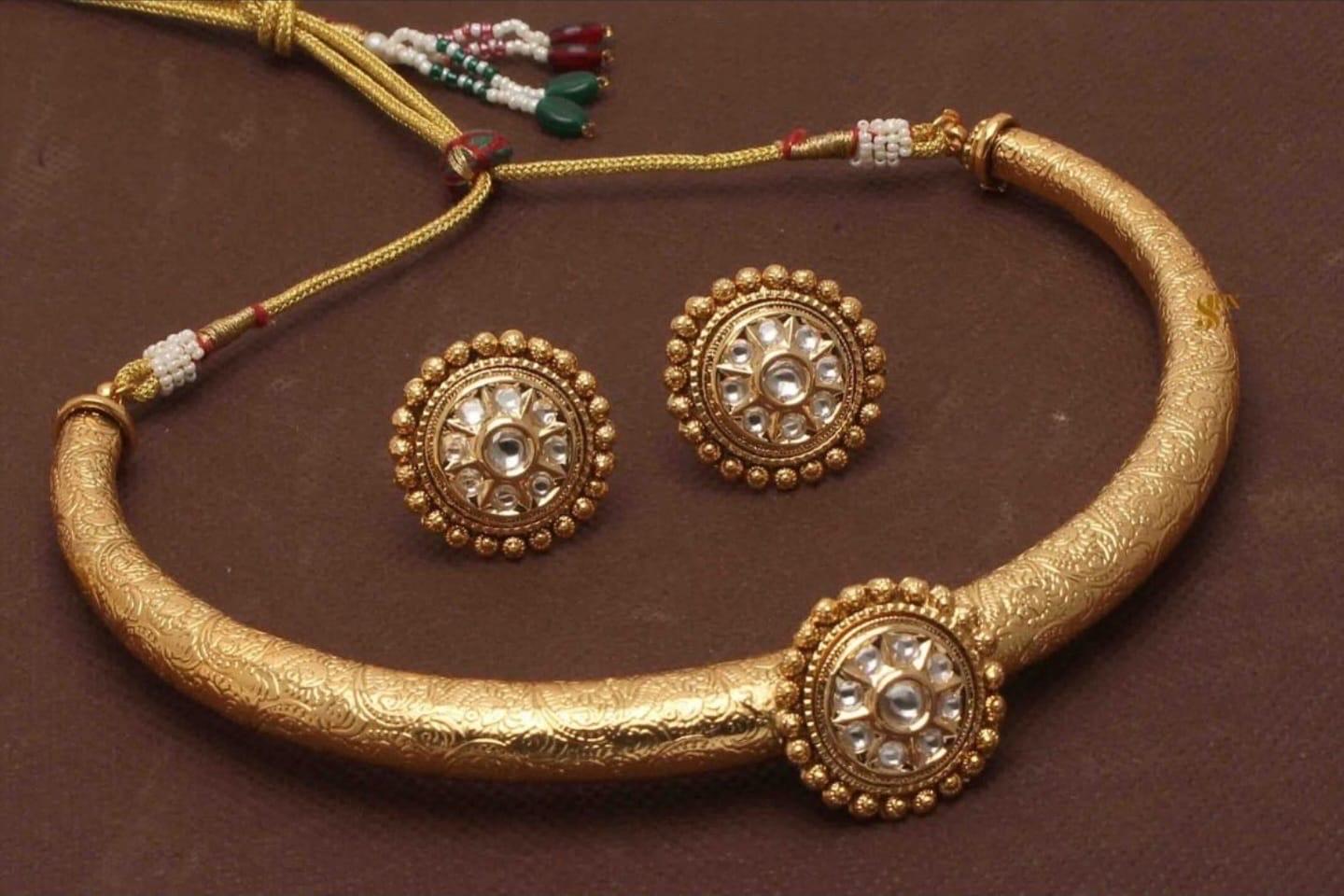 Sabyasachi inspired Gold Hasli Necklace with Stud Earrings/Statement Jewelry/Elegant Jewelry/Unique Jewelry/Kundan set/Bollywood/celebrity